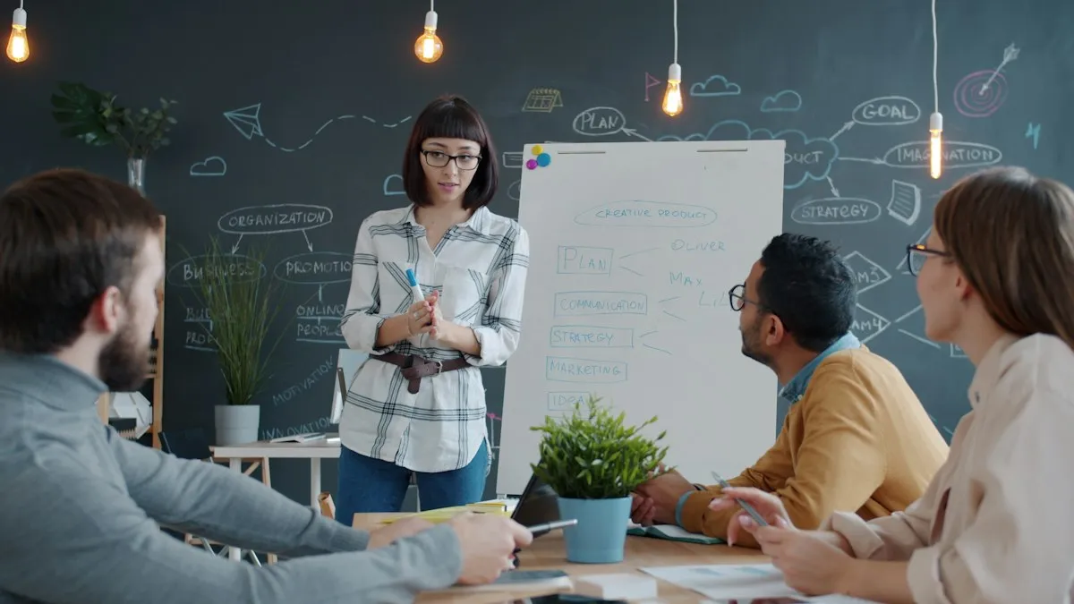 Mulher apresentando ideias diante de um quadro, com colegas acompanhando a conversa.