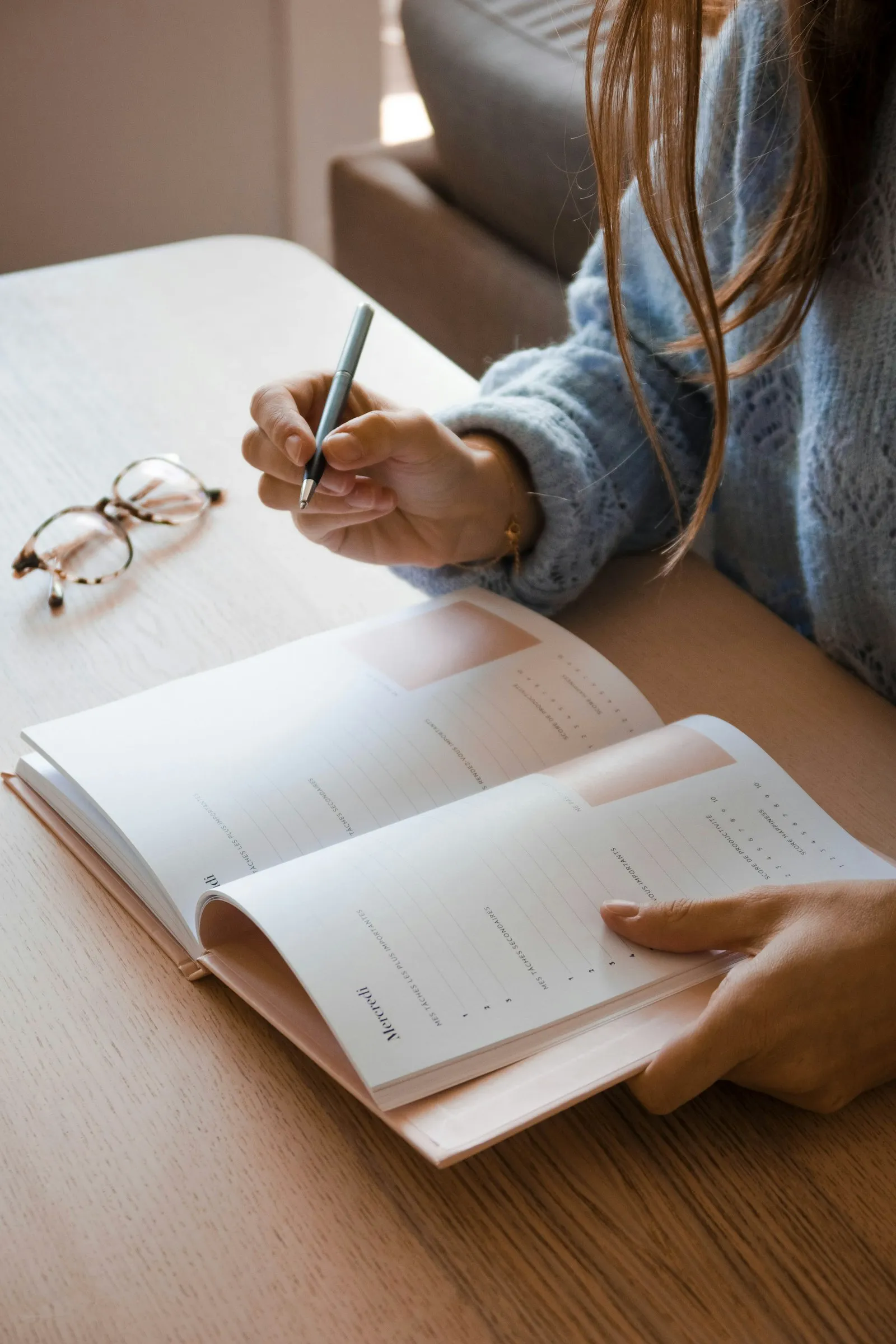 Pessoa revisando anotações em um caderno