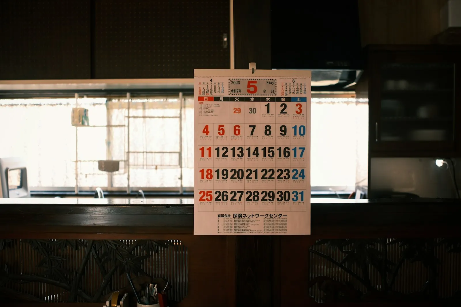Calendário de parede pendurado em uma cozinha