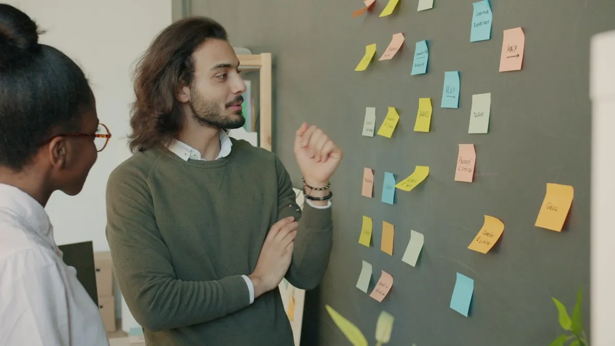 Mãos desenhando um fluxo em post-its