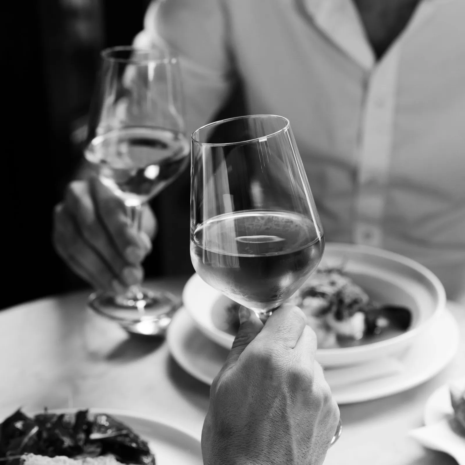 Taças de vinho em uma mesa
